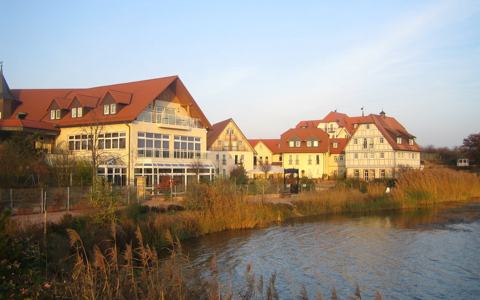 Seehotel Niedernberg mit Gebäuden und Garten direkt am Wasser