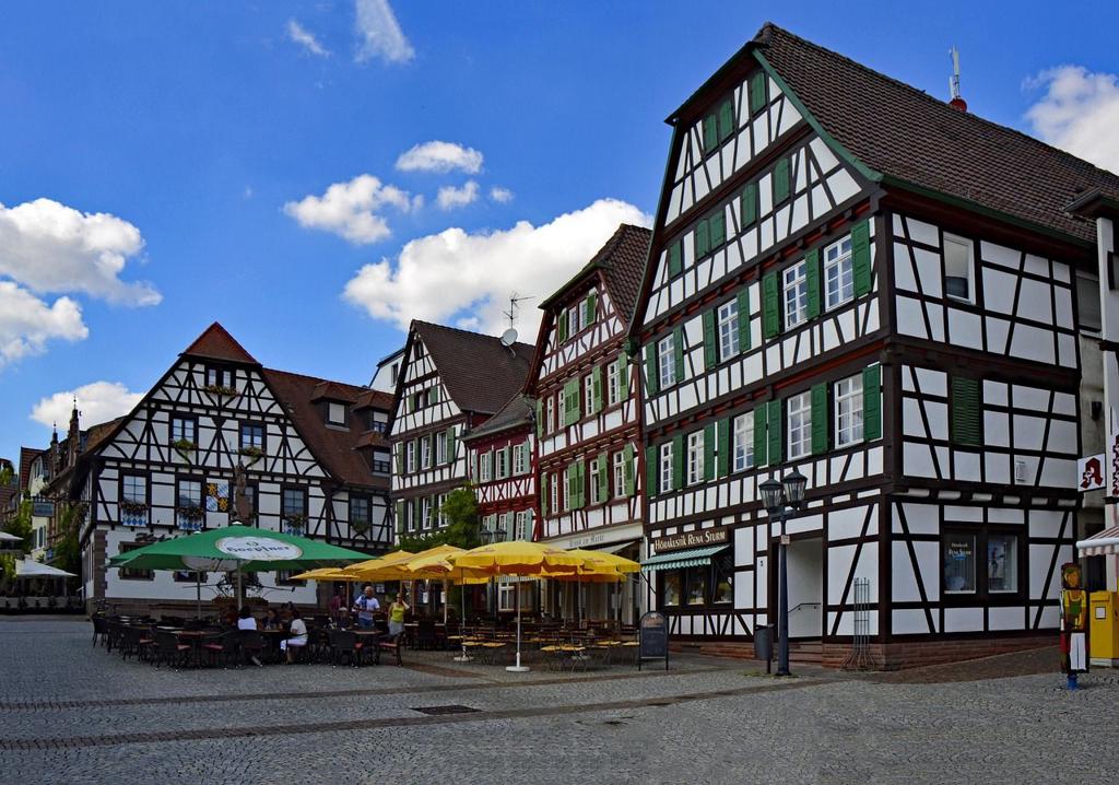 Romantisches Fachwerkhotel bei Sonnenuntergang