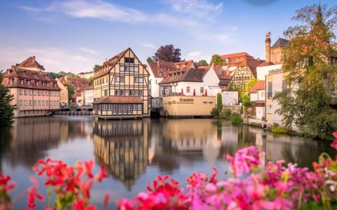 Hotel Nepomuk mit historischem Fachwerkgebäude direkt in der Regnitz in Bamberg