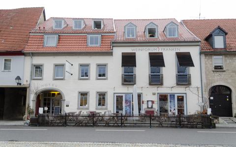 Weinforum Franken mit historischen Gebäudeteilen in Eibelstadt