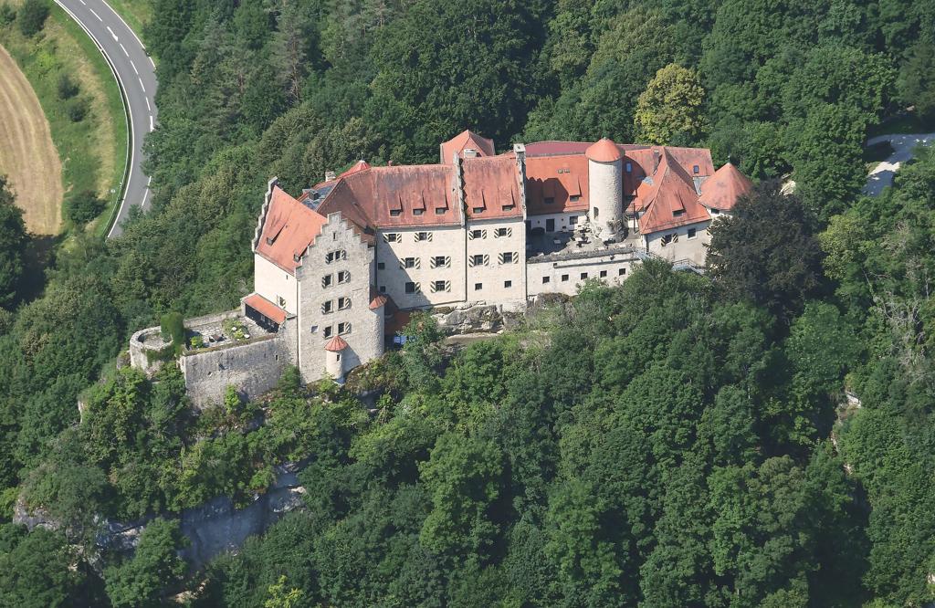 Burghotel Franken mit Burg Rabenstein im Ailsbachtal