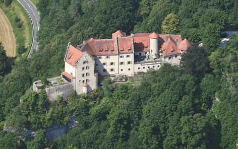 Burg Rabenstein als Burghotel über dem Ailsbachtal