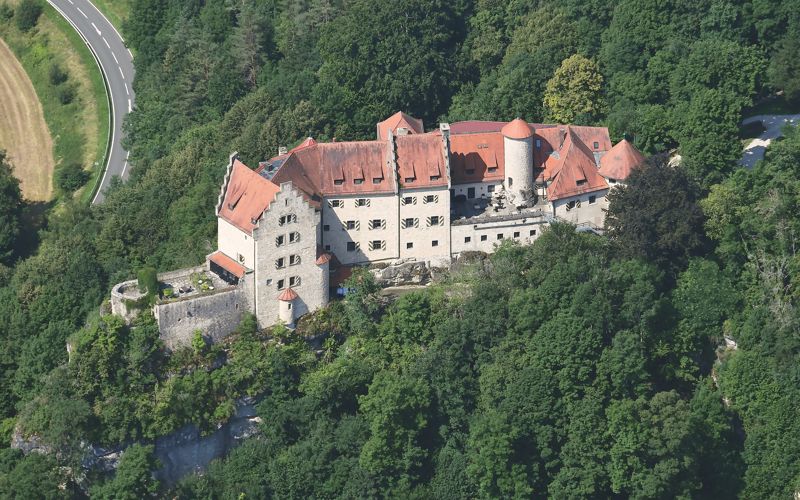 Burghotel Franken mit Burg Rabenstein im Ailsbachtal