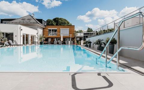 Das Familienhotel Friedrichshof bietet einen warmen Pool und viel Freiraum für Eltern.