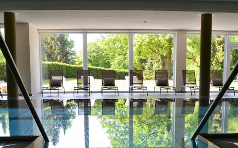 Das Hotel Veldensteiner Forst verbindet Innenpool, Saunen und Naturbadeteich.