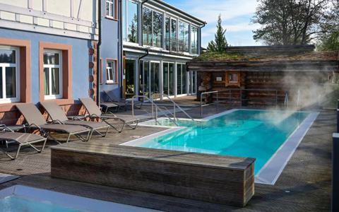 Seehotel Niedernberg für Wellness und gehobenes Abendessen am Wasser