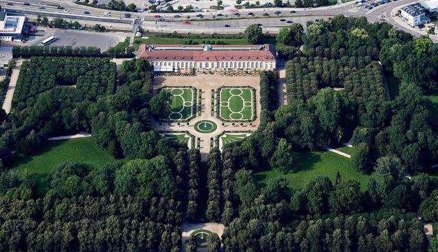 Orangerie und symmetrisches Gartenparterre im Hofgarten Ansbach aus der Luft