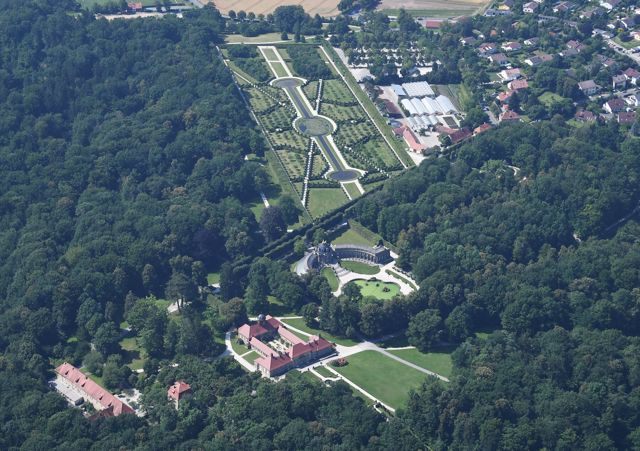 Eremitage Bayreuth mit Schlossbauten, Gartenräumen und Wald aus der Luft
