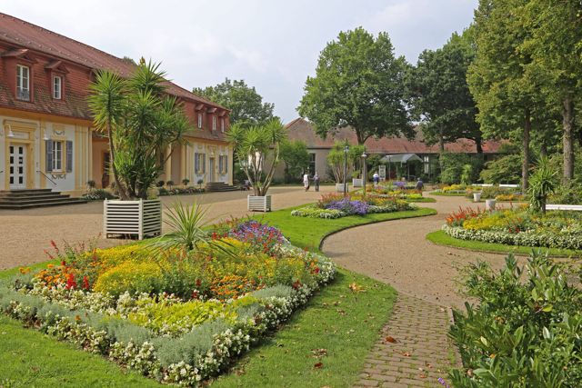 Bepflanzter Kurpark und Brunnenhalle in Bad Bocklet