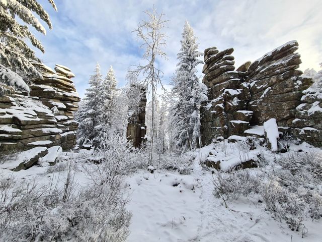 Drei-Brüder-Felsen aus Granit im Fichtelgebirgswald