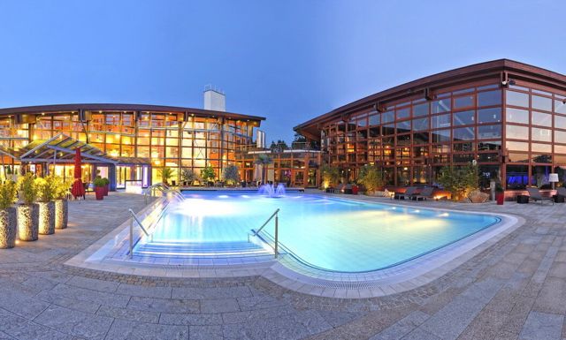Außenbecken im ThermenMeer der Obermain Therme Bad Staffelstein
