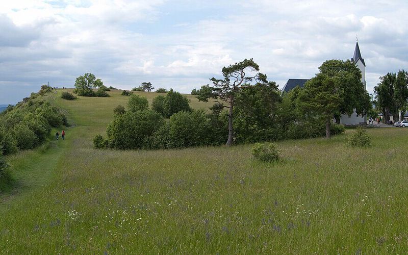 Wandern und Therme in Franken mit Blick vom Staffelberg-Hochplateau