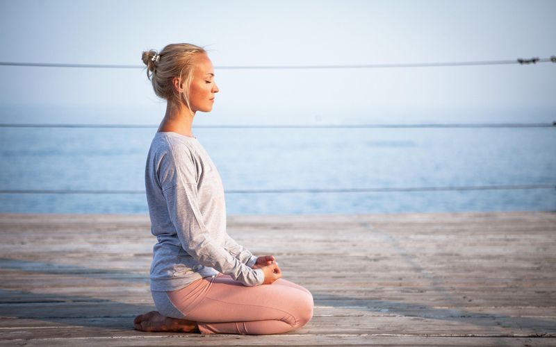 Yoga-Retreat in Franken – Morgenmeditation auf einer Wiese in der Fränkischen Schweiz