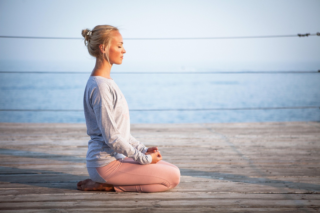 Yoga-Retreat in Franken – Morgenmeditation auf einer Wiese in der Fränkischen Schweiz