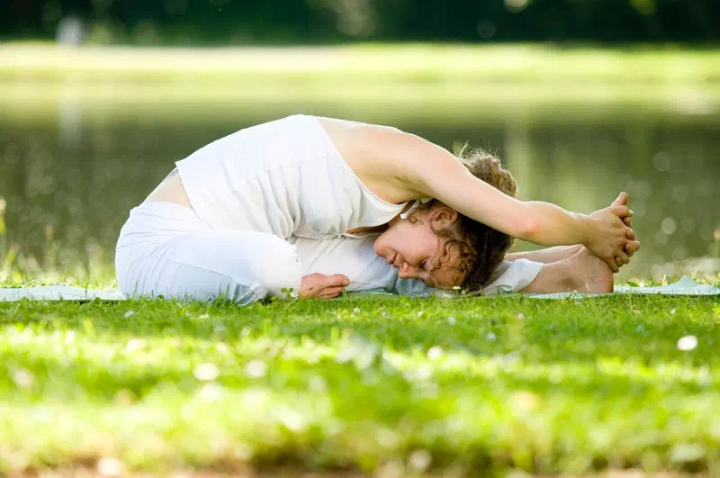 Yoga Retreat Franken – Morgenmeditation auf einer Wiese in der Fränkischen Schweiz