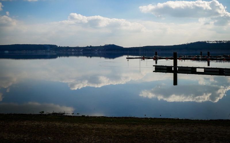 Fränkisches Seenland – Radfahrer bei Sonnenuntergang am Brombachsee