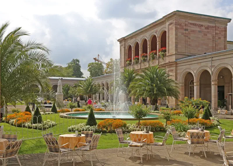 Kurgarten mit Brunnen und Arkadenbau in Bad Kissingen