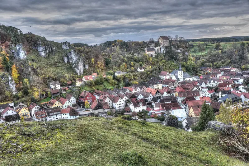 Pottenstein mit Altstadt, Burg und bewaldeten Felsen