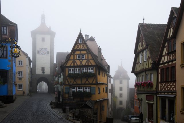 Plönlein mit Siebersturm und Fachwerkhäusern im Nebel in Rothenburg ob der Tauber