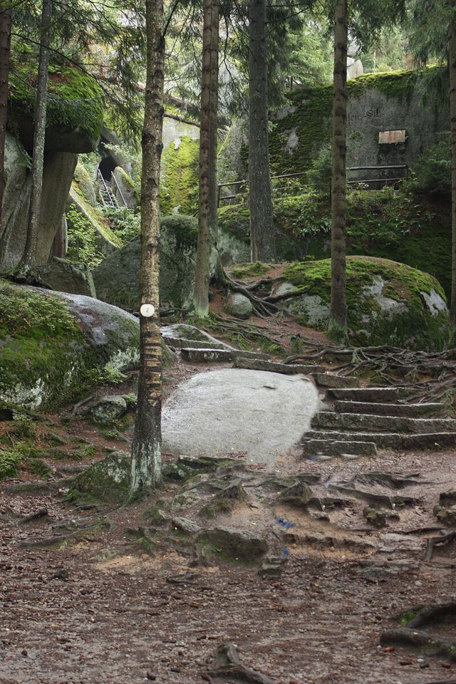Große Granitblöcke und schmaler Weg im Felsenlabyrinth Luisenburg