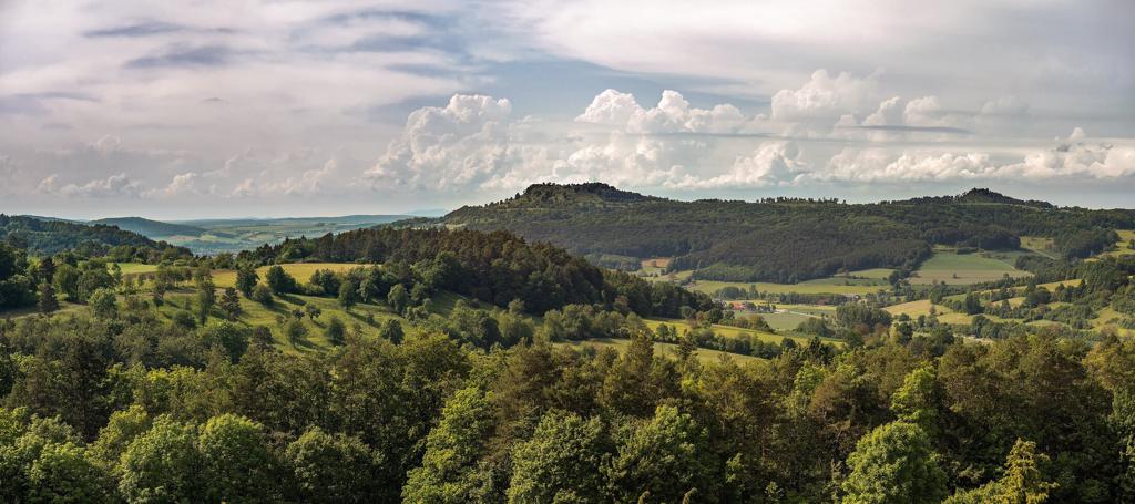 Franken ohne Auto mit Blick über Felder zum Staffelberg bei Bad Staffelstein
