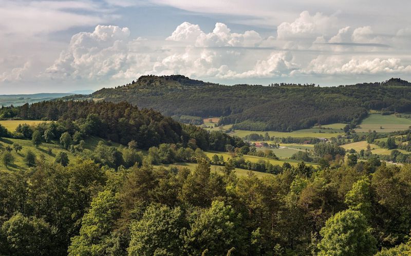 Franken ohne Auto mit Blick über Felder zum Staffelberg bei Bad Staffelstein