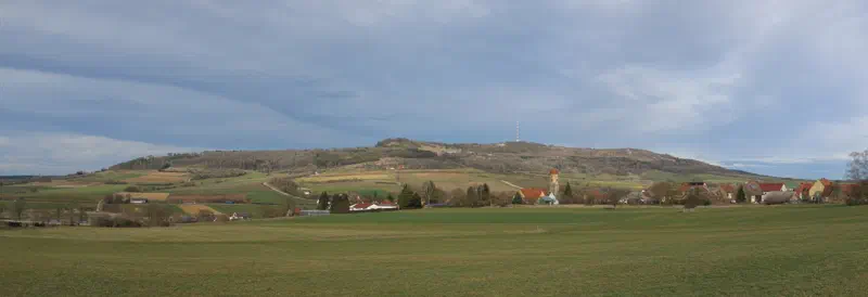 Hesselberg über dem Ort Aufkirchen in Mittelfranken