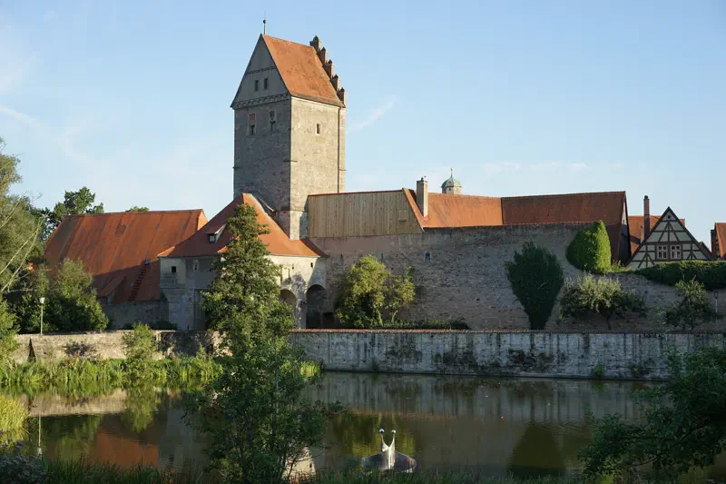Rothenburger Tor und Stadtmauer am Weiher in Dinkelsbühl