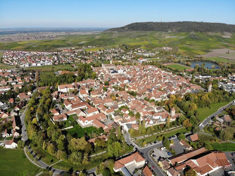 Luftbild von Iphofen mit Altstadt, Weinbergen und Schwanberg