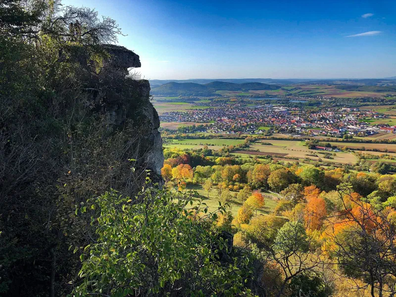 Blick auf Bad Staffelstein und den Staffelberg im Herbst