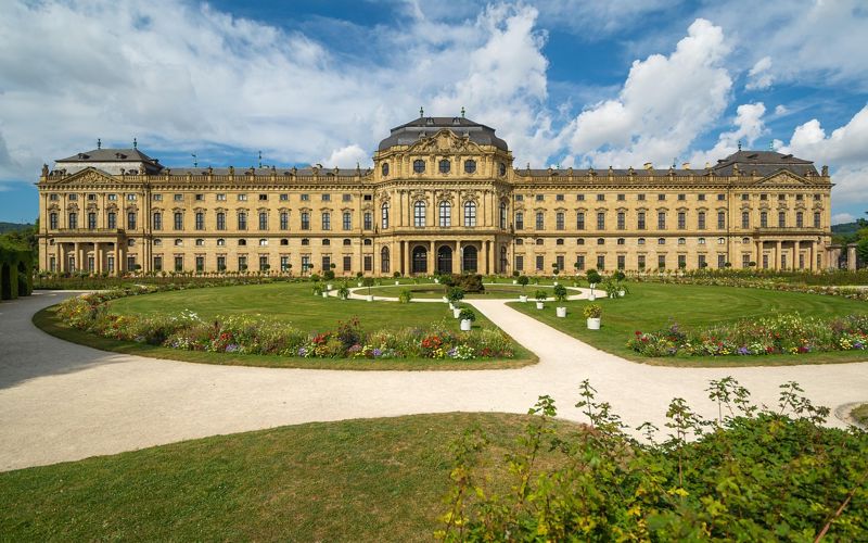 Collage: Bamberg Domberg, Würzburger Residenz, Markgräfliches Opernhaus, Kurpark Bad Kissingen, Limes‑Mauer