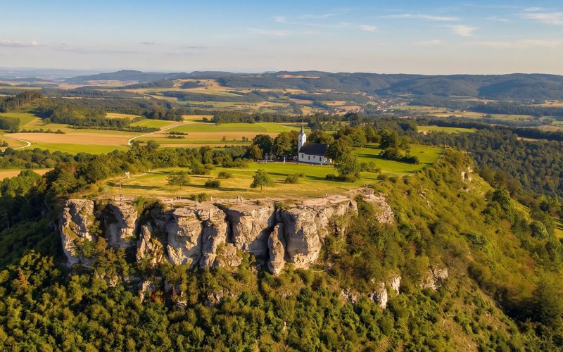 Staffelberg wandern bei Bad Staffelstein mit Felsenkrone und Adelgundiskapelle