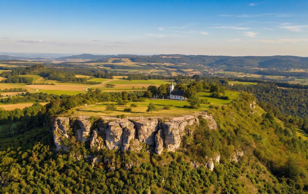 Staffelberg wandern bei Bad Staffelstein mit Felsenkrone und Adelgundiskapelle
