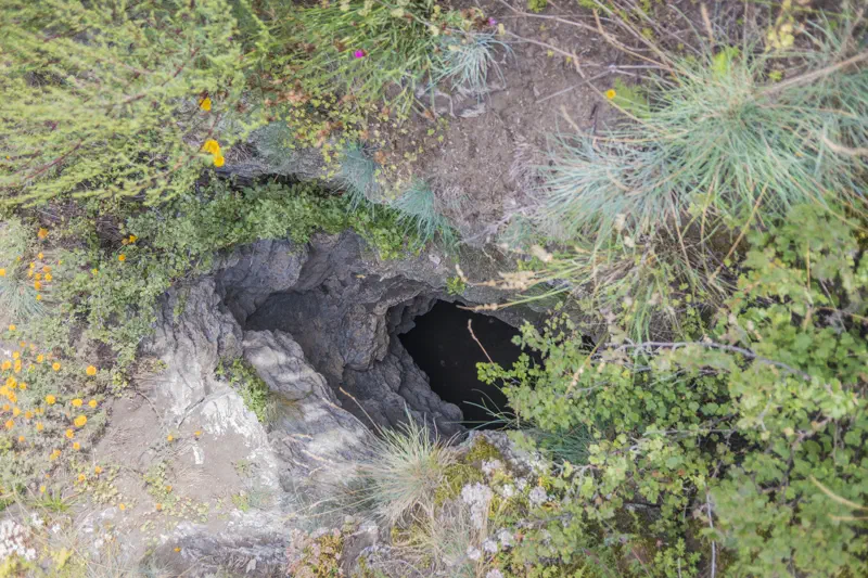Felsiger Eingang der Querkeleshöhle auf dem Staffelberg