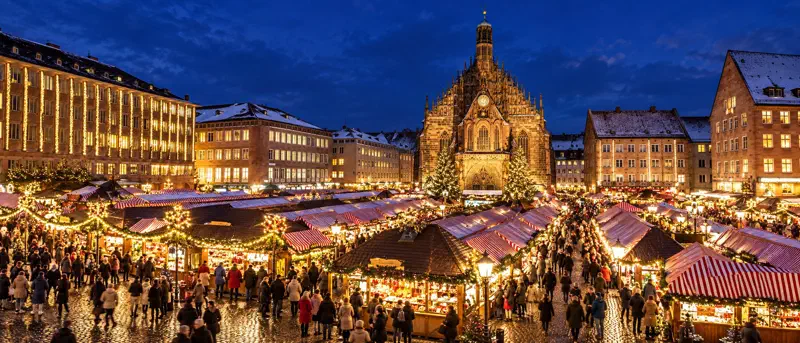 Nürnberger Christkindlesmarkt mit beleuchteten Buden am Abend