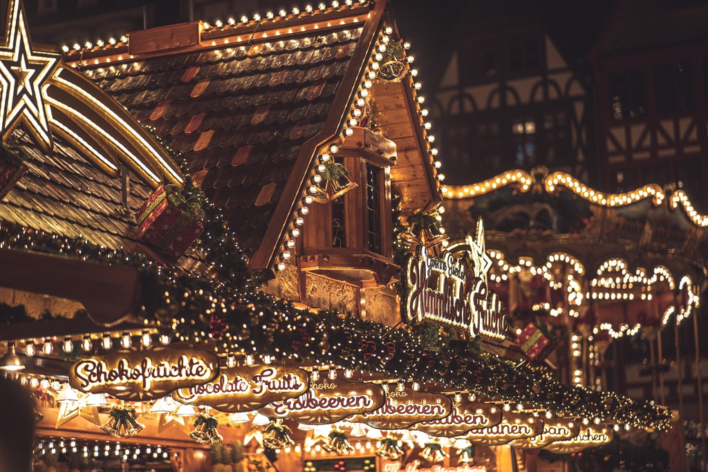 Weihnachtsmärkte Franken – Blick auf den beleuchteten Nürnberger Christkindlesmarkt mit Frauenkirche