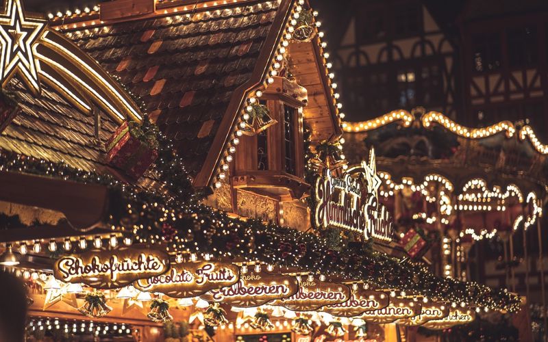 Weihnachtsmärkte Franken – Blick auf den beleuchteten Nürnberger Christkindlesmarkt mit Frauenkirche