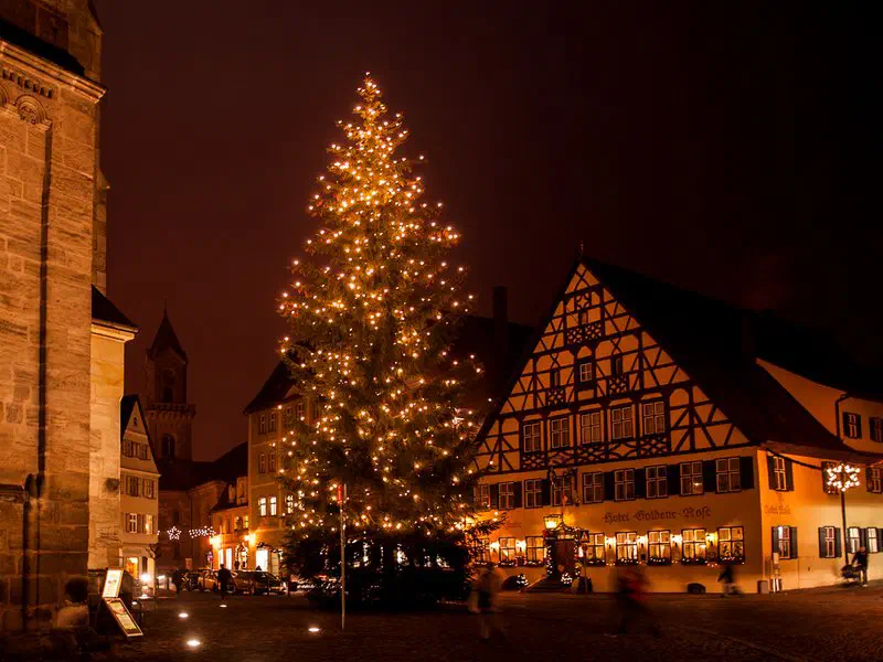Weihnachtsmarkt im historischen Spitalhof von Dinkelsbühl