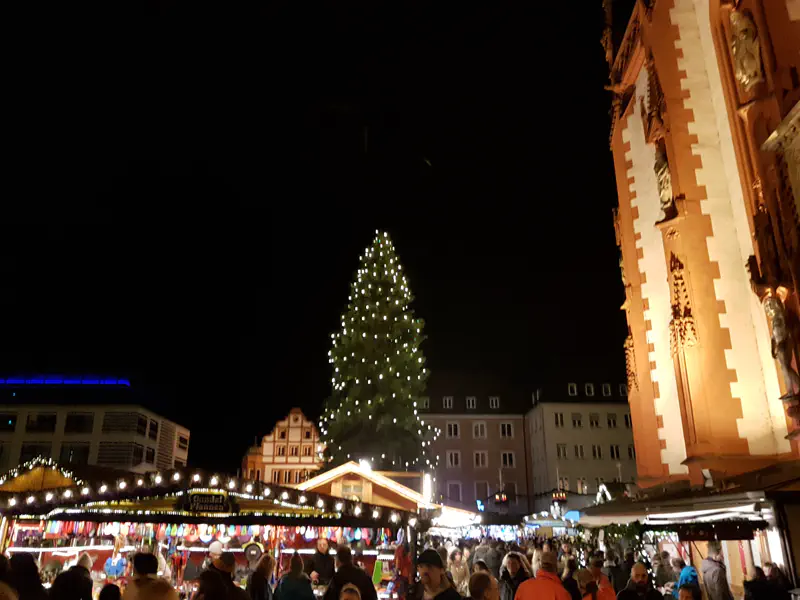 Der Würzburger Weihnachtsmarkt mit Blick auf die Marienkapelle