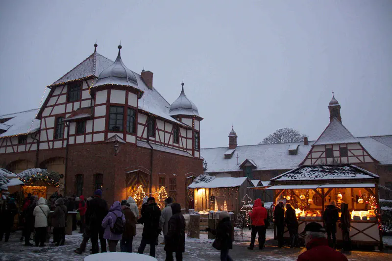 Eingang zum Weihnachtsmarkt auf Gut Wolfgangshof mit festlicher Beleuchtung