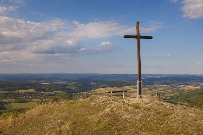 Hölzernes Gipfelkreuz am Rodenstein mit Blick über die Fränkische Schweiz