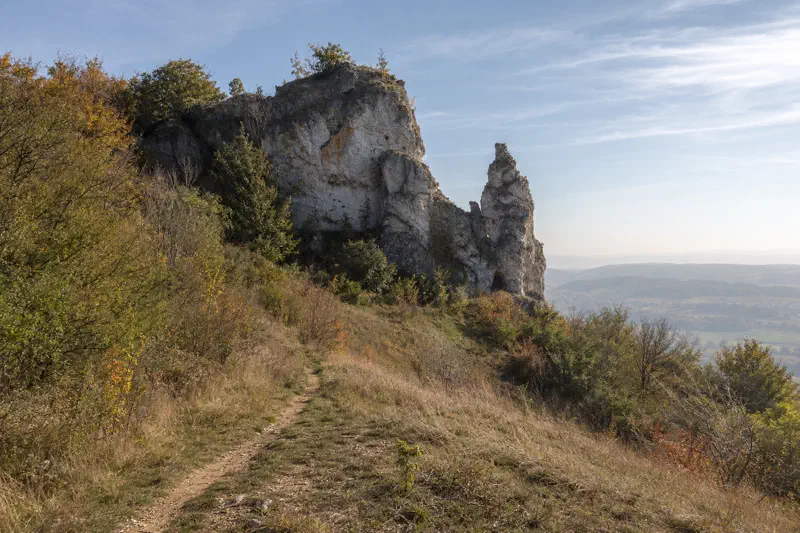 Helle Dolomitfelsen mit freistehendem Felsturm am Westhang des Walberla