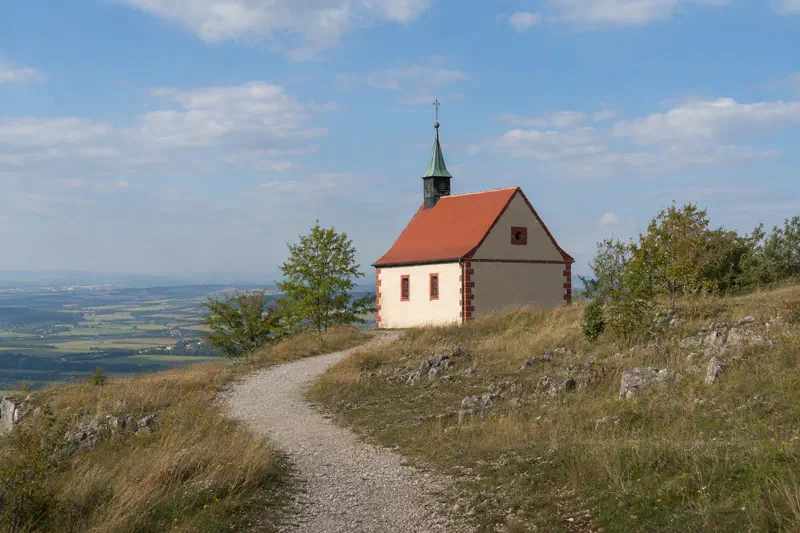 Walburgis-Kapelle auf dem felsigen Hochplateau der Ehrenbürg