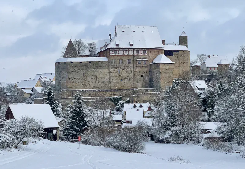 Cadolzburg im Winter schneebedeckt